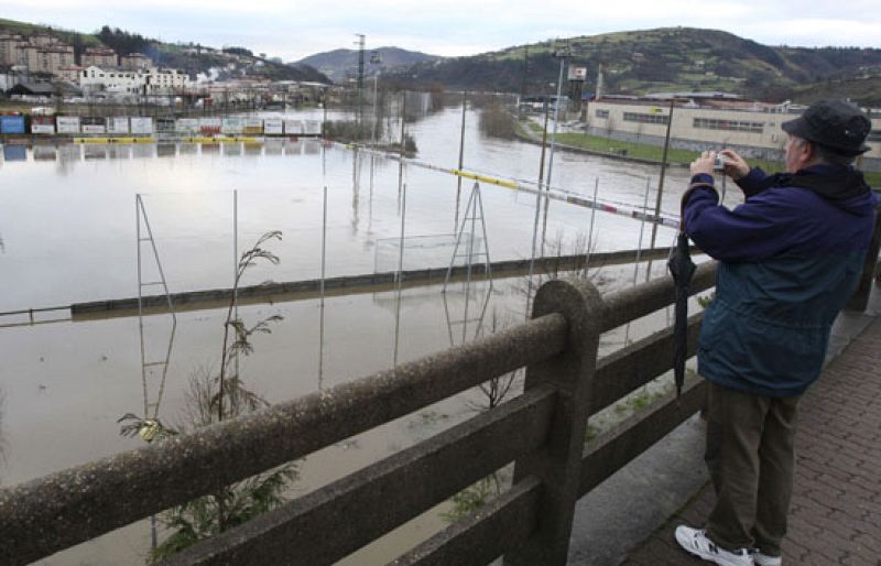 Los ríos Urumea y Bidasoa se desbordan e inundan varias localidades guipuzcoanas