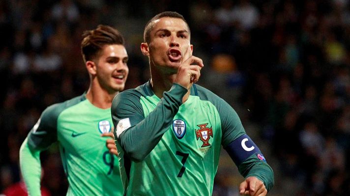 Telediario 1 - Cristiano consique un doblete con Portugal