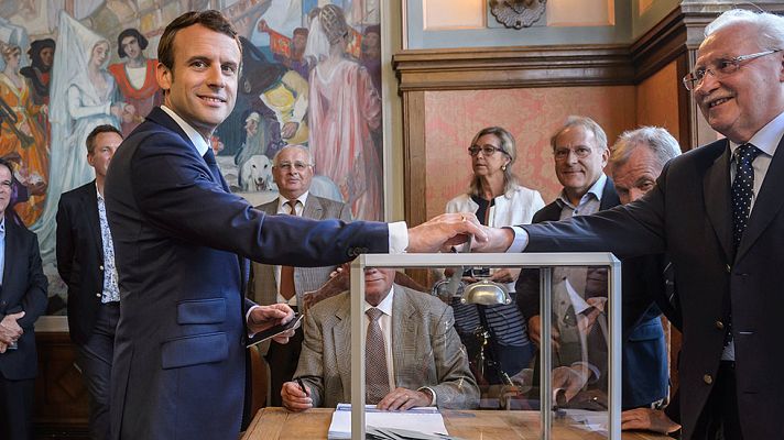  - Macron vota en la primera vuelta de las legislativas francesas