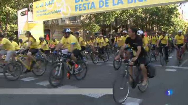 L'Informatiu - La Festa de la bicicleta de Barcelona omple els carrers de famílies ciclistes