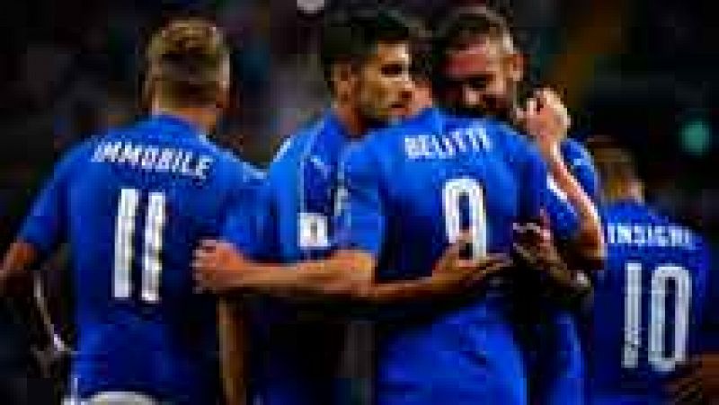 Con un contundente 5-0, Italia mantiene el pulso con España al frente del grupo G, en el que Albania se impuso 0-3 en Israel.