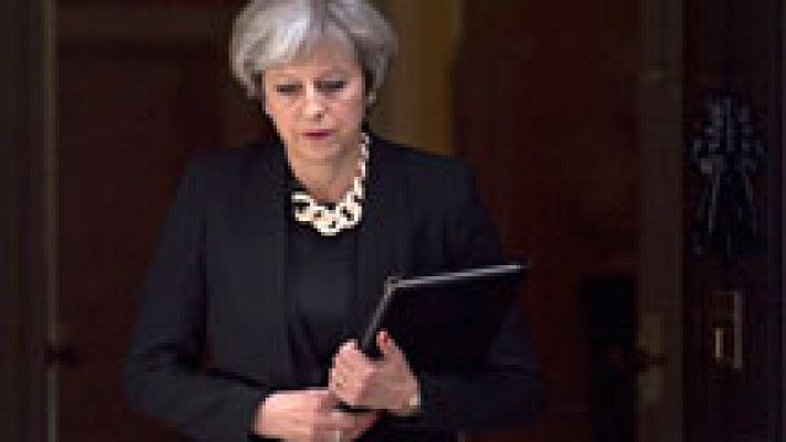 Theresa May trata de cerrar un acuerdo de legislatura con el DUP, y convivir con su propio partido