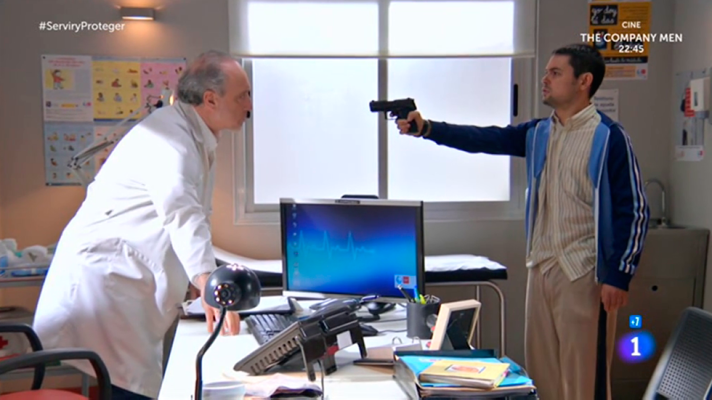 Servir y proteger - Tobías amenaza a Antonio con una pistola