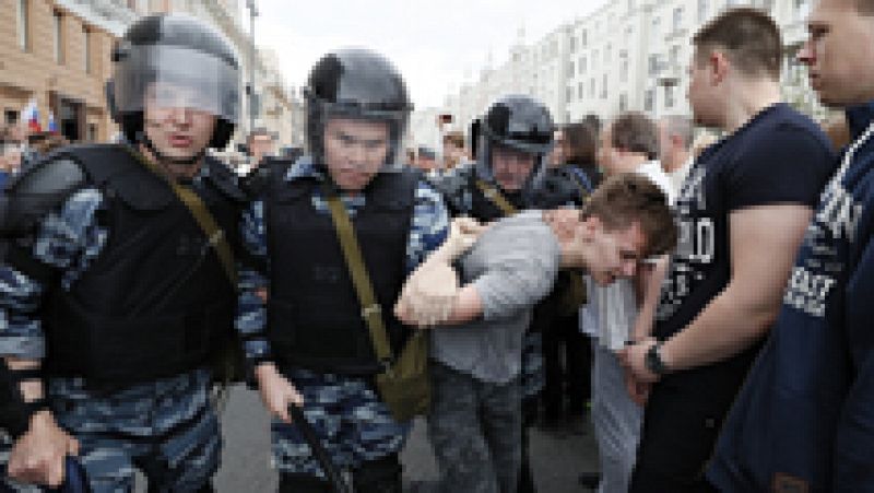 La policía detiene al opositor Navalni y a más de medio millar de manifestantes en las protestas contra el Kremlin