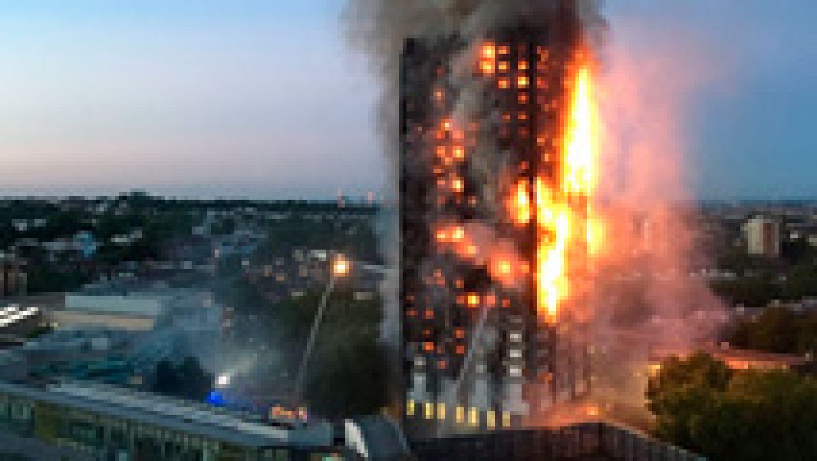 Un incendio de grandes proporciones devora un edificio residencial de 27 pisos en Londres