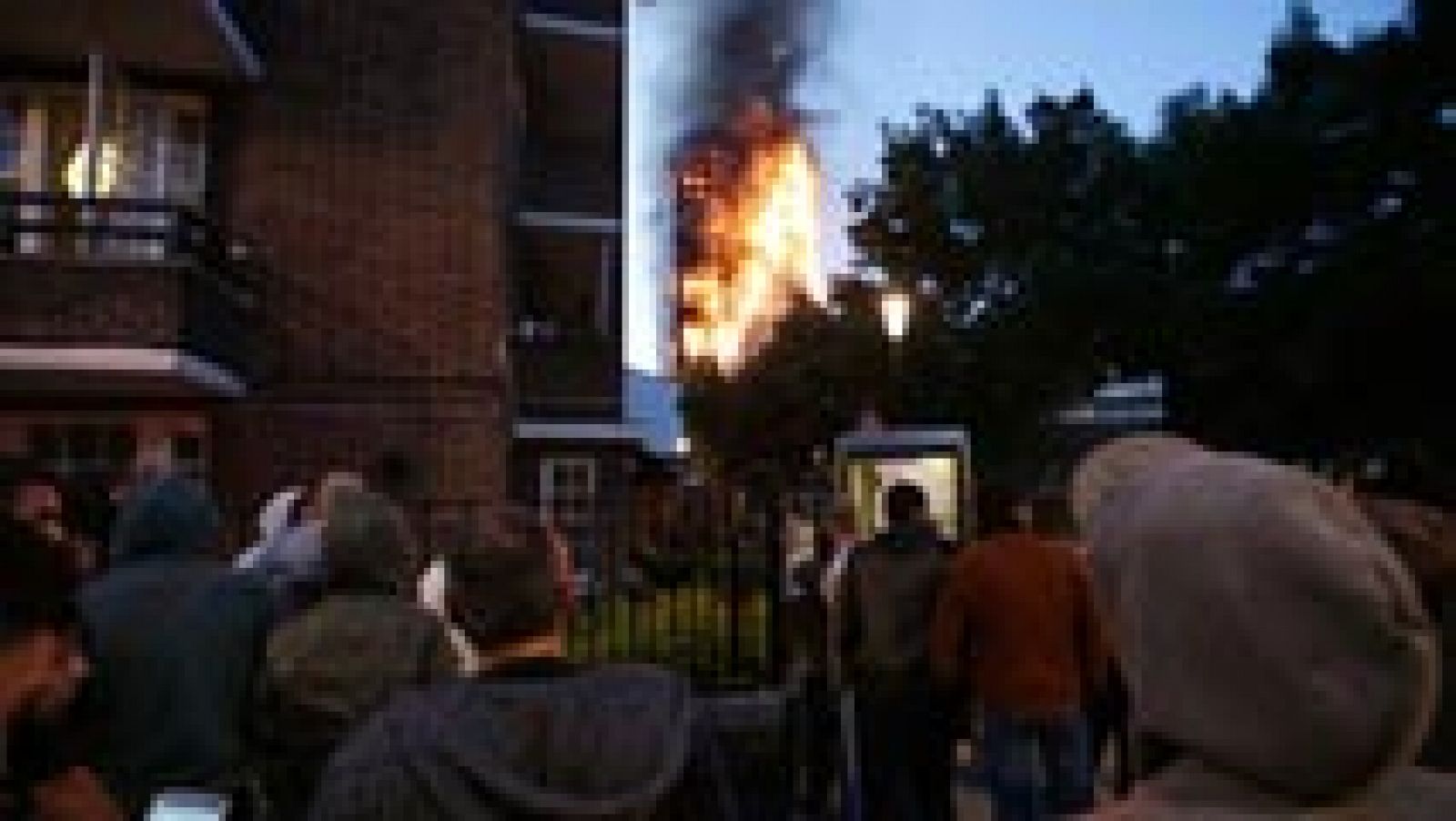 Varios muertos y decenas de heridos en el incendio de un edificio de 27 pisos en Londres