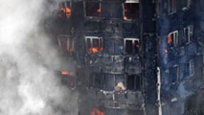 Telediario 1 - El incendio de un edificio en Londres deja al menos 6 fallecidos y 74 heridos, veinte de ellos en estado crítico