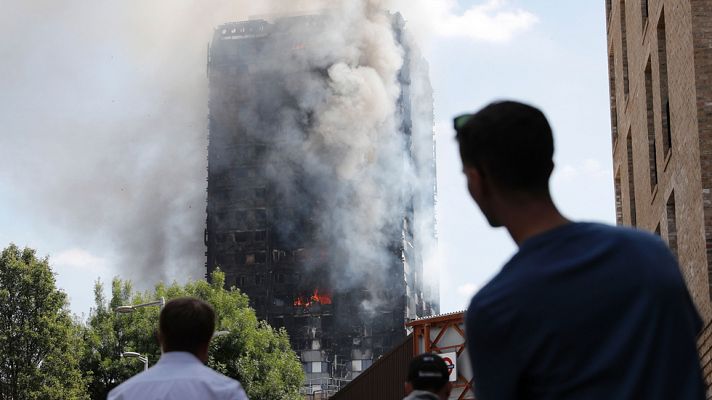 Telediario 1 - Testigos del incendio que consume un edificio de viviendas en Londres describen un espectaculo "aterrador"