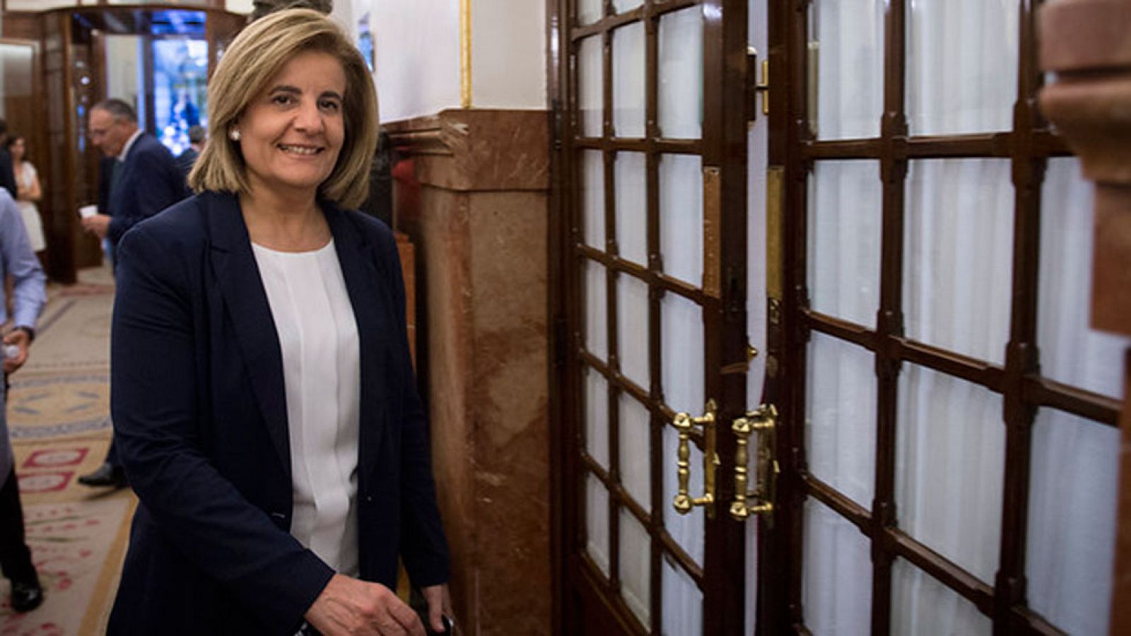 La ministra de Empleo Fátima Bañéz anunciado en Luxemburgo que el Gobierno promoverá una  ayuda directa de 430 euros para jóvenes