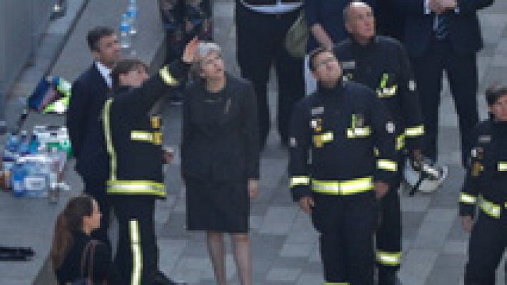 La policía aumenta a 17 el número de fallecidos en el incendio de un edificio en Londres