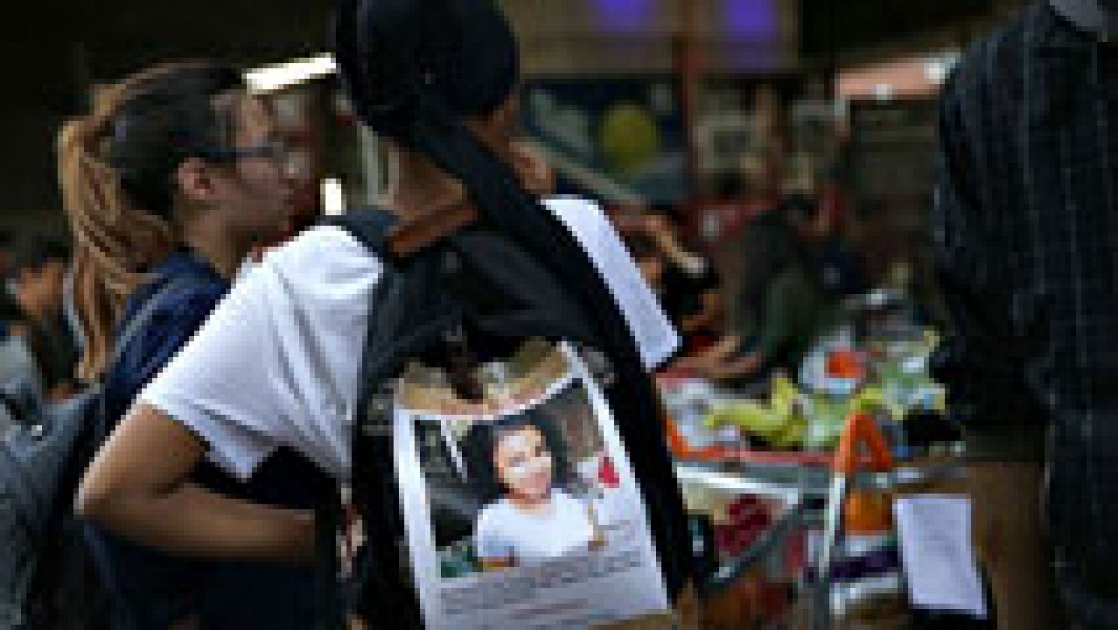 Telediario 1: Los allegados de los desaparecidos en el incendio de Londres siguen buscándoles tras la tragedia | RTVE Play