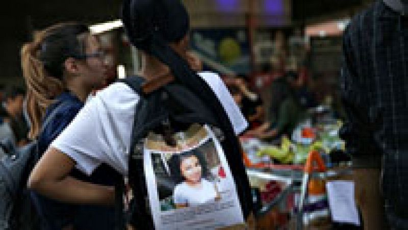 Los allegados de los desaparecidos en el incendio de Londres siguen buscándoles tras la tragedia