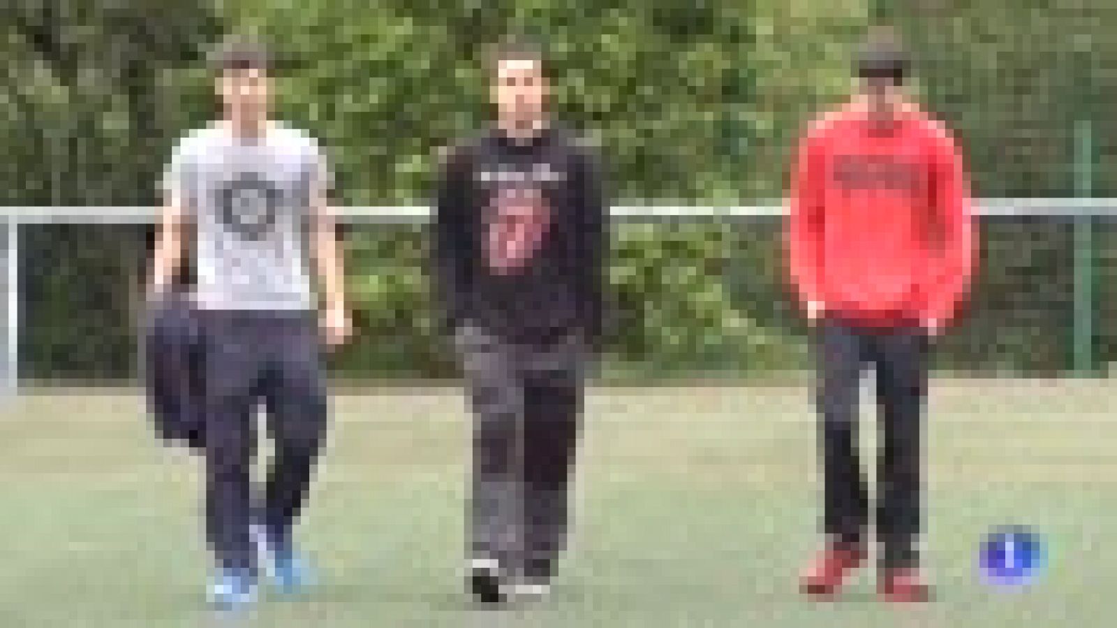 Tras una noche en el hospital, Aritz ha vuelto acompañado de sus amigos al mismo campo donde fue agredido. Con ellos ha recordado la jugada previa a la patada que le propinó un jugador al que había sacado una tarjeta roja.