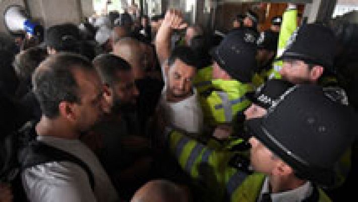 Telediario 1 - Afectados por el incendio de la Torre Grenfell de Londres irrumpen en el Ayuntamiento Kensington