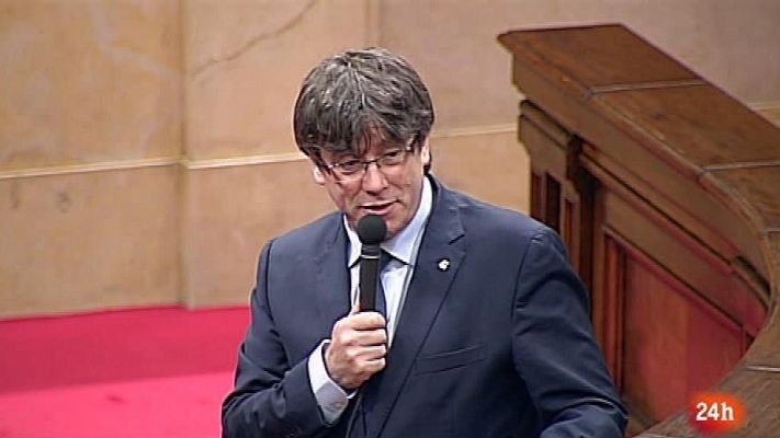 Parlamento - Puigdemont y los funcionarios