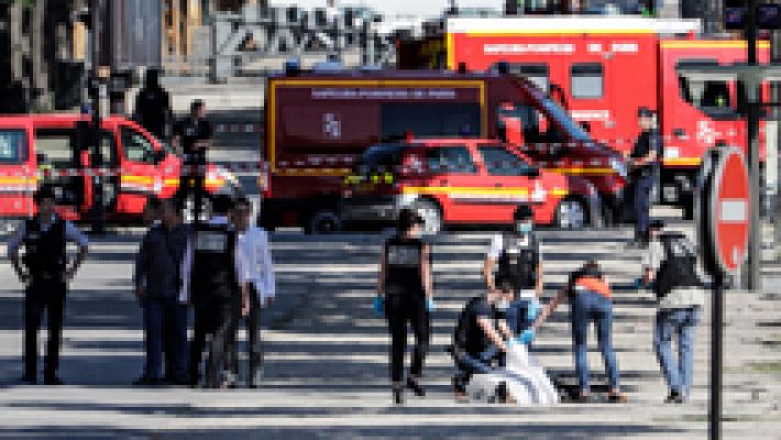 Un hombre armado muere al embestir su coche contra un furgón policial en los Campos Elíseos