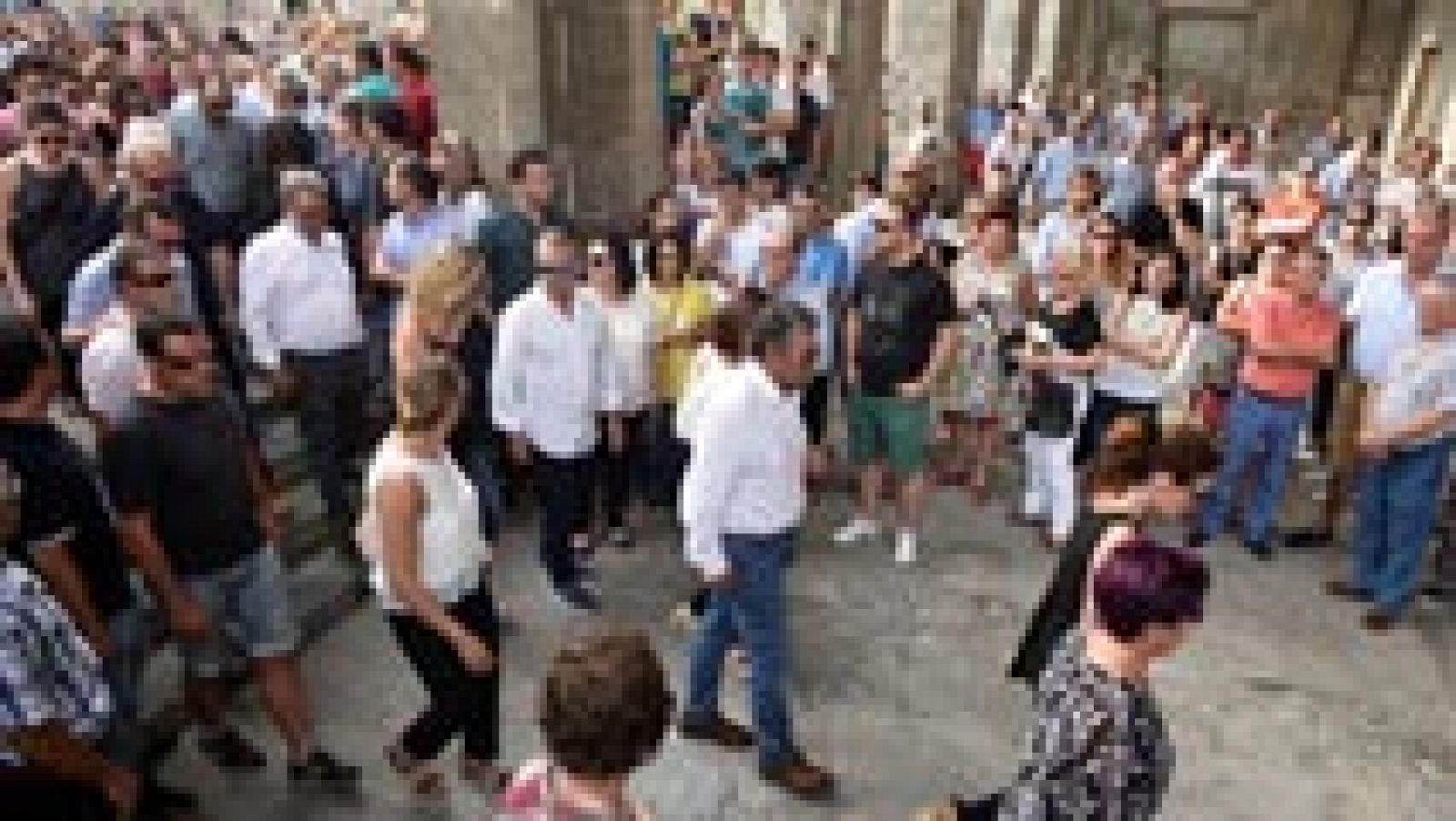 Los compañeros del torero vizcaíno Ivan Fandiño, fallecido este sábado en Francia tras recibir una gravísima cornada, han dado el último adiós y han mostrado sus condolencias a la familia primero en el tanatorio de Amurrio (Álava), donde fueron trasl