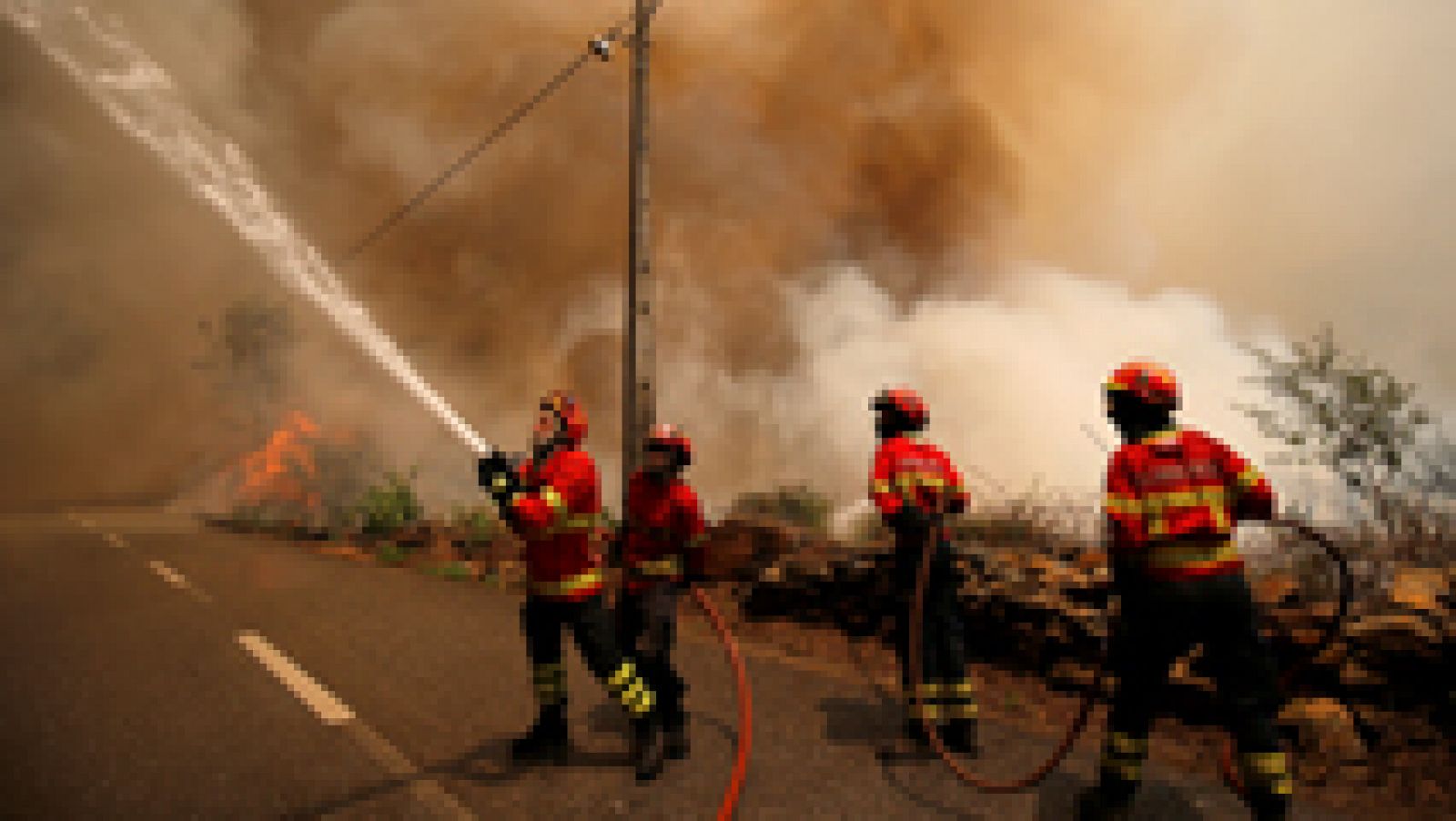 Telediario 1: El fuego avanza en Portugal hacia el norte obligando a desalojar 20 localidades | RTVE Play