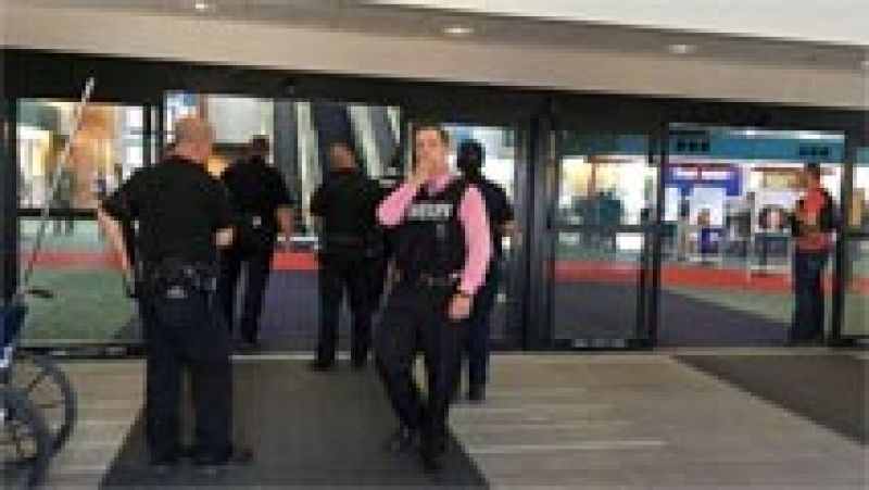 El ataque a un policía que fue apuñalado ha provocado la evacuación y el cierre del aeropuerto Bishop International de Flint (Michigan, EEUU), en el que ningún pasajero resultó herido, informaron las autoridades.El agente fue trasladado a un hospital