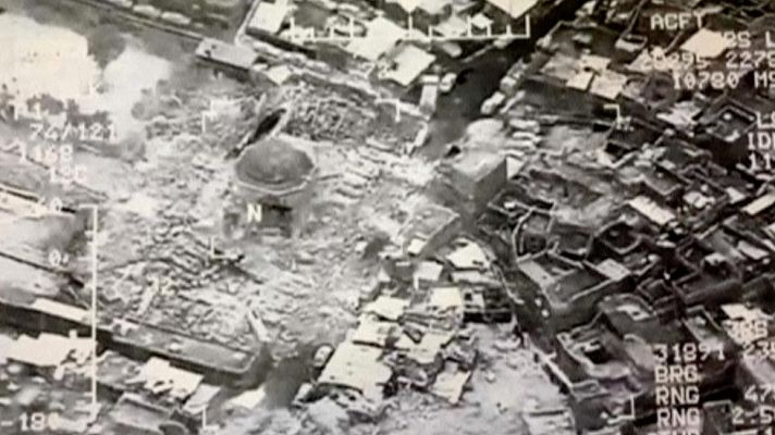 El EI destruye la icónica mezquita de Mosul