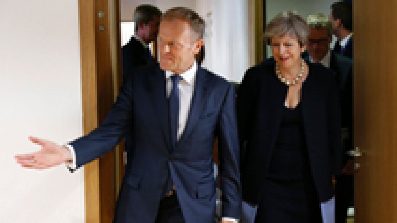 Tusk "sueña" con retroceder el 'Brexit' y May promete defender a los ciudadanos comunitarios en suelo británico