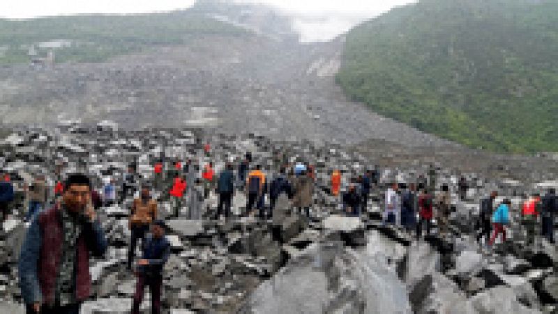 China - Un deslizamiento de tierra deja a 140 personas enterradas en Sichuan