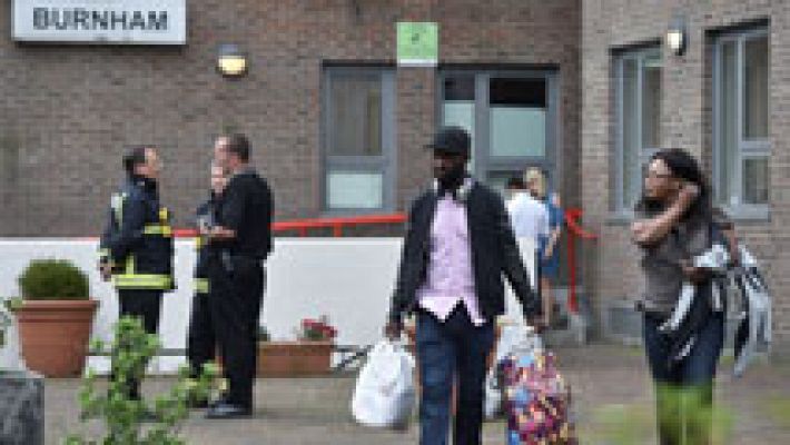 Telediario 1 - Las autoridades británicas evacúan con urgencia a unos 4000 residentes de cinco de edificios al norte de Londres