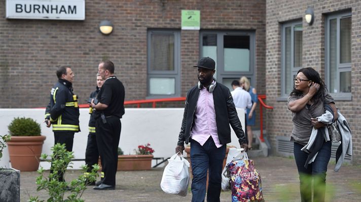 Telediario 1 - Las autoridades británicas evacúan con urgencia a unos 4000 residentes de cinco de edificios al norte de Londres