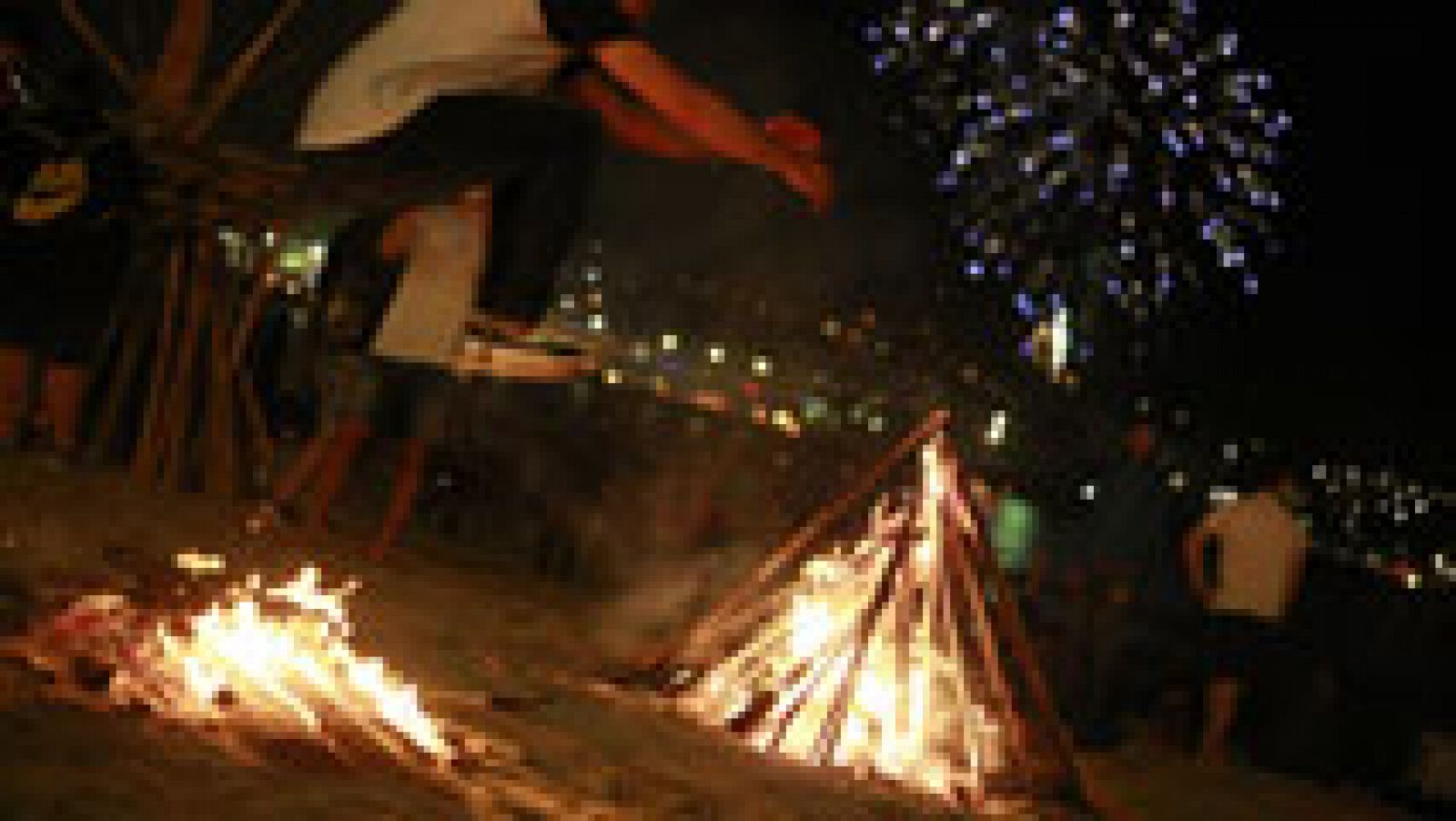 Se celebra la Noche de San Juan con el encendido de hogueras y fuego