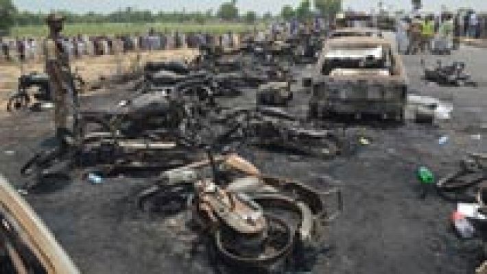 Mueren al menos 120 personas en Pakistán en el incendio de un camión cisterna 