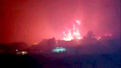 Una familia huye hacia la playa para protegerse del incendio de Huelva