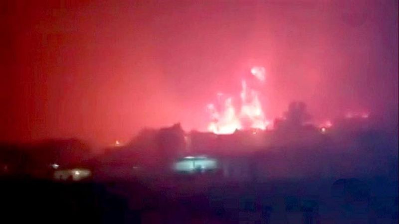 Una familia huye hacia la playa para protegerse del incendio de Huelva