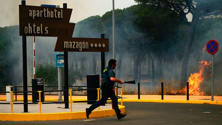 Telediario 1 - Doscientos sesenta profesionales luchan contra los cuatro focos del incendio de Mazagón y Moguer