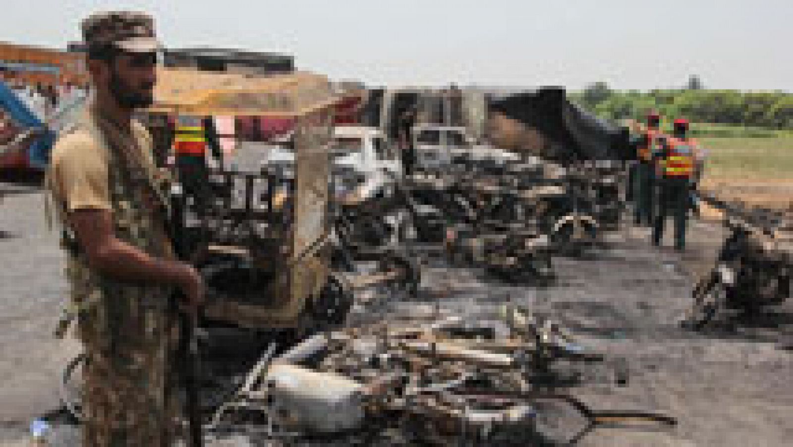 Telediario 1: El incendio de un camión cisterna cargado de gasolina en Pakistán provoca 140 muertos y más de 100 heridos | RTVE Play
