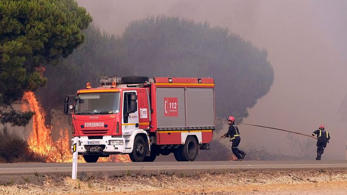 Telediario 1 - Unos 600 efectivos luchan contra el fuego y cuando llegue la noche los medios aéreos se retirarán