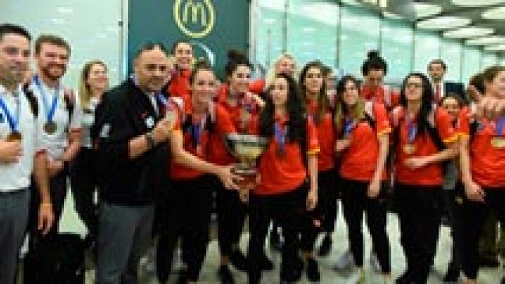 Rajoy recibe en La Moncloa a las campeonas de Europa de basket