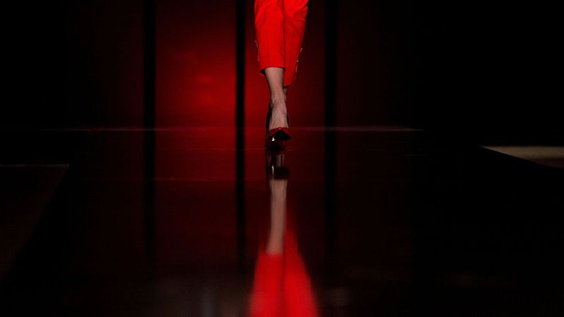 080 Fashion Barcelona,  sobre la pasarela siguen desfilando propuestas coloridas y llenas de vida