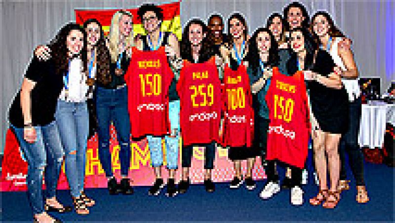 Desde que llegaron a España no han parado de recibir felicitaciones después de imponerse con autoridad en el Europeo 2017. El baloncesto es ya el primer deporte en número de licencias femeninas: 112.000.