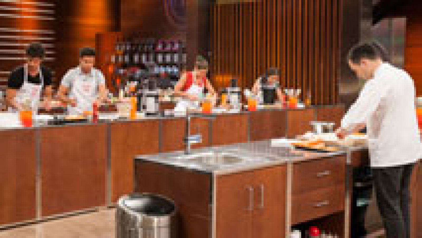 MasterChef: MasterChef 5 - Miri roba ingredientes durante el cocinado | RTVE Play