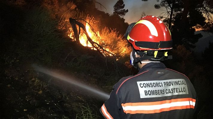 Telediario 1 - Más de 190 efectivos trabajan en un incendio en la Sierra Calderona, entre Castellón y Valencia