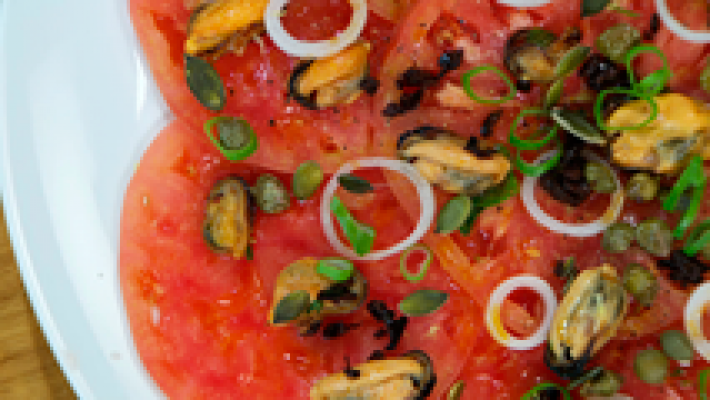 Ensalada de tomate y mejillones