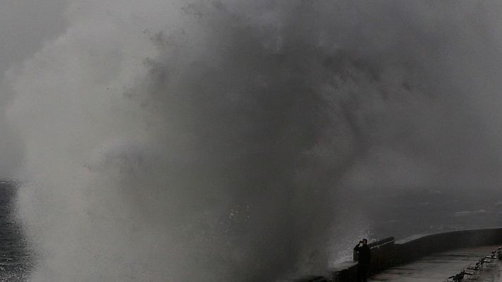 El tiempo - Una decena de provincias tendrá riesgo por  lluvias, tormentas, viento o fuerte oleaje.