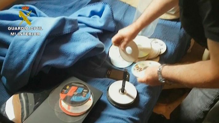 Telediario 1 - La Guardia Civil ha detenido a 27 personas por posesión y distribución de archivos con contenidos de abusos sexuales a menores