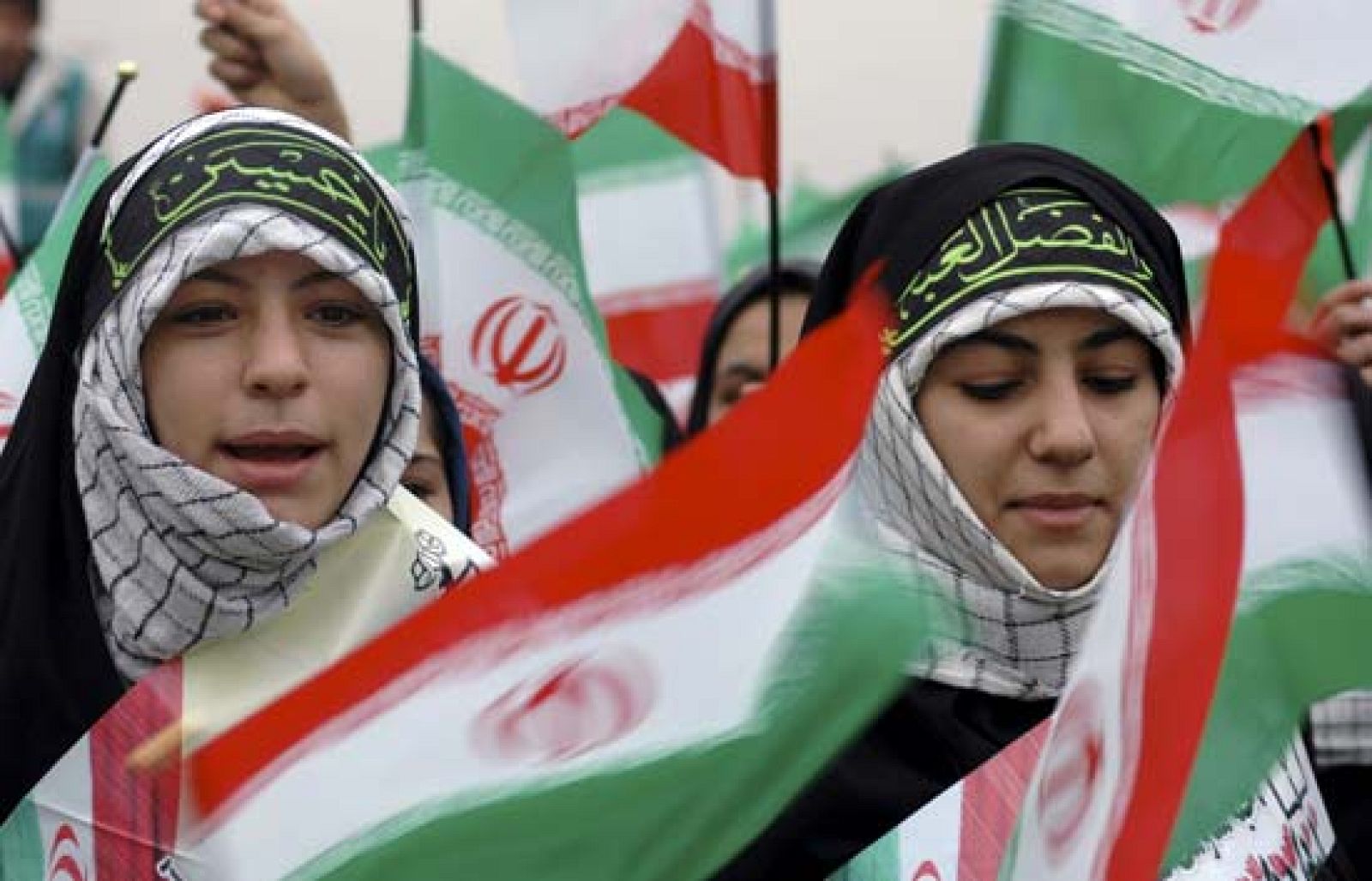 Irán celebra, entre el escepticismo y una grave crisis económica, el 30 aniversario de la revolución islámica. Tres décadas después del regreso del ayatolá Jomeini a Teherán, este país asiático acerca posiciones hacia los Estados Unidos y asegura que es posible el diálogo con el presidente Barack Obama. A pesar de ser el cuarto país productor de petróleo del mundo, la pobreza y las desigualdades sociales serán un factor decisivo en las próximas elecciones presidenciales de junio. Informe Semanal ha viajado a Irán para retratar cuáles son sus problemas actuales y por dónde pasa su futuro, menos aislado de Occidente.