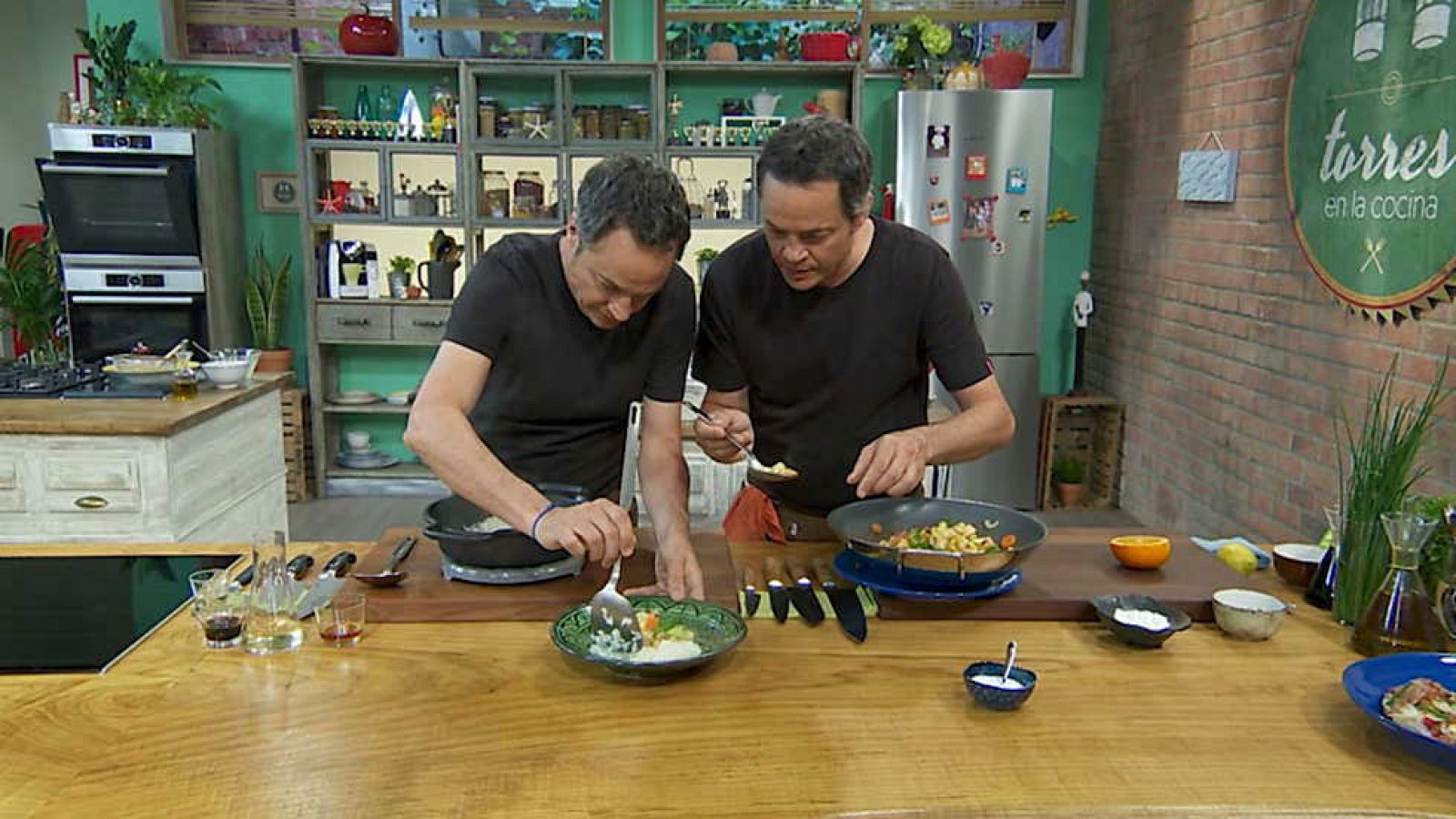 Torres en la cocina - Cogollos a la brasa y pollo con almendras - ver ahora