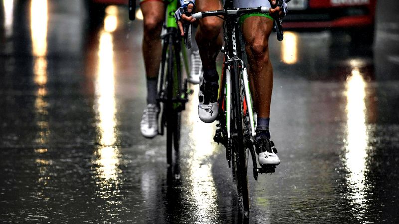 Gracias a la masajista y asistente del Dimension Data, Jenny Wuppermann, conocemos la gran labor que llevan a cabo en los equipos estas figuras.