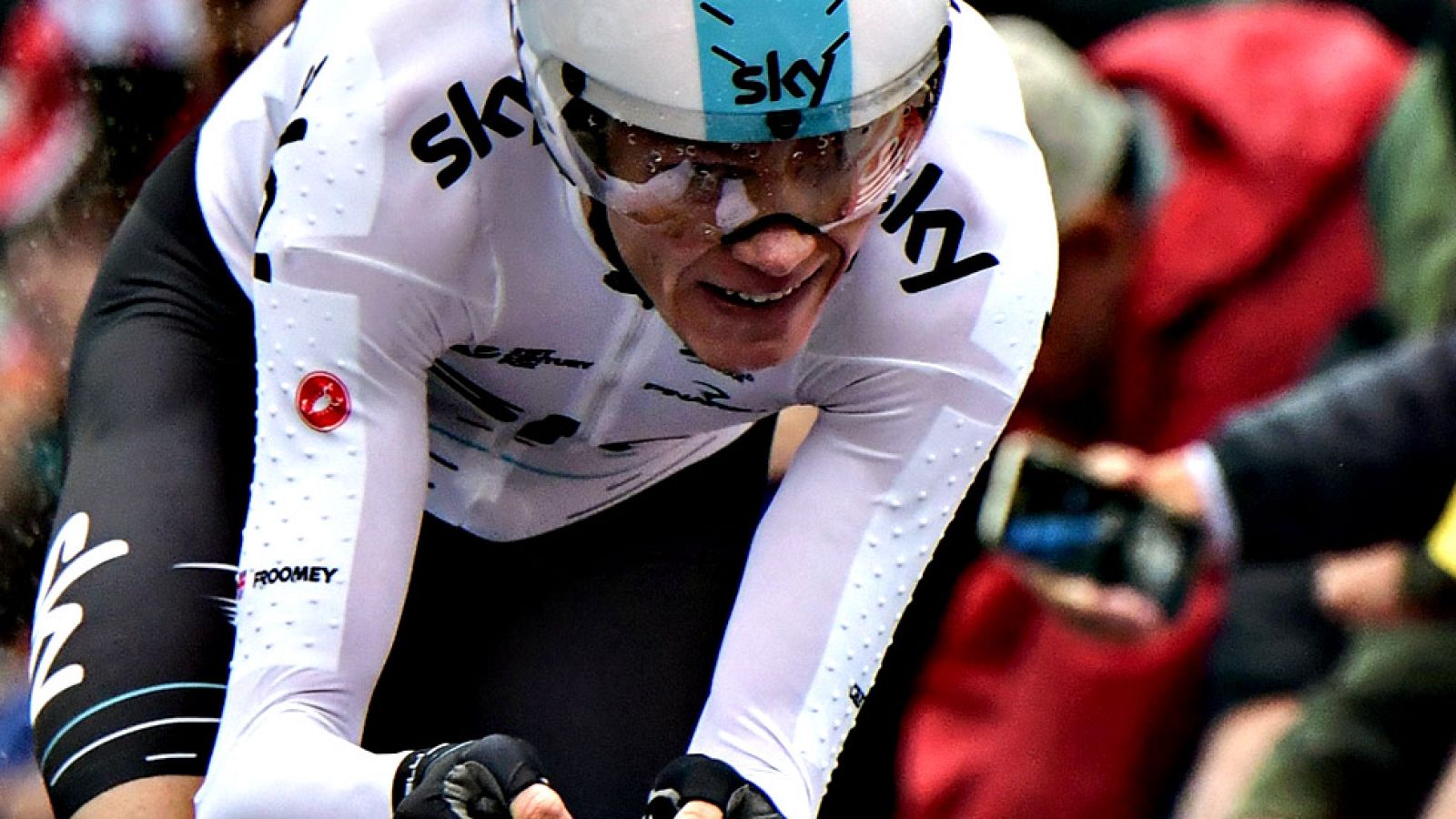 Dos equipos, el BMC y el FDJ, han denunciado que el tejido del maillot que utilizaron en la contrarreloj cuatro ciclistas del Sky, entre ellos Froome, es ilegal.