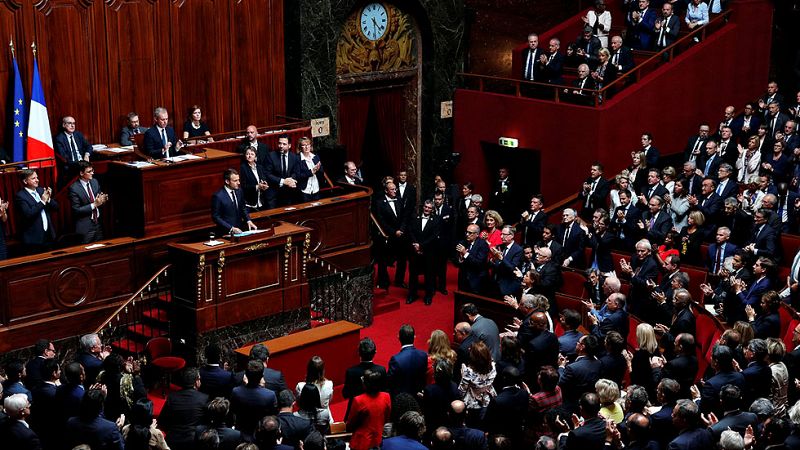 Macron anuncia un cambio "profundo" en las instituciones de Francia