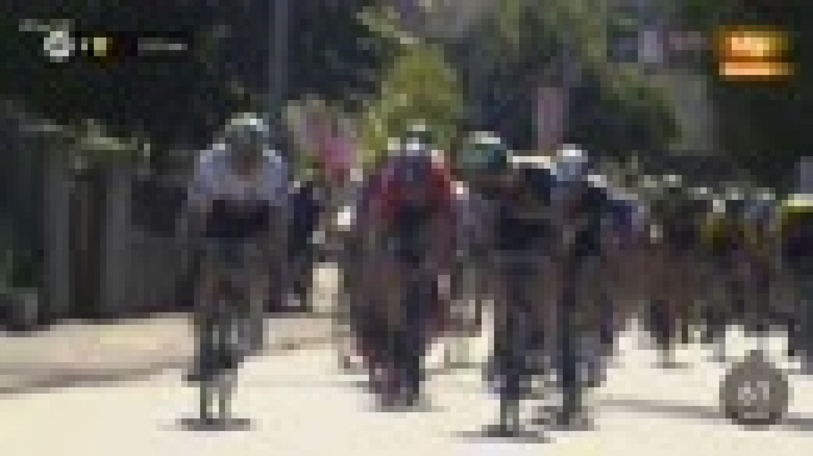 El francés Arnaud Demarre, del equipo LFJ, logró hoy su primer triunfo en el Tour de Francia en un "sprint" muy accidentado marcado por dos duras caídas en los últimos metros, y que dejó la general sin cambios significativos liderada por el británico