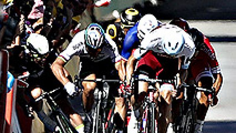 El eslovaco Peter Sagan fue descalificado hoy del Tour de Francia tras la maniobra en la que derribó al británico Mark Cavendish, indicó el presidente del jurado de comisarios, el belga Philippe Marien. Sagan, campeón del mundo, derribó con su codo a